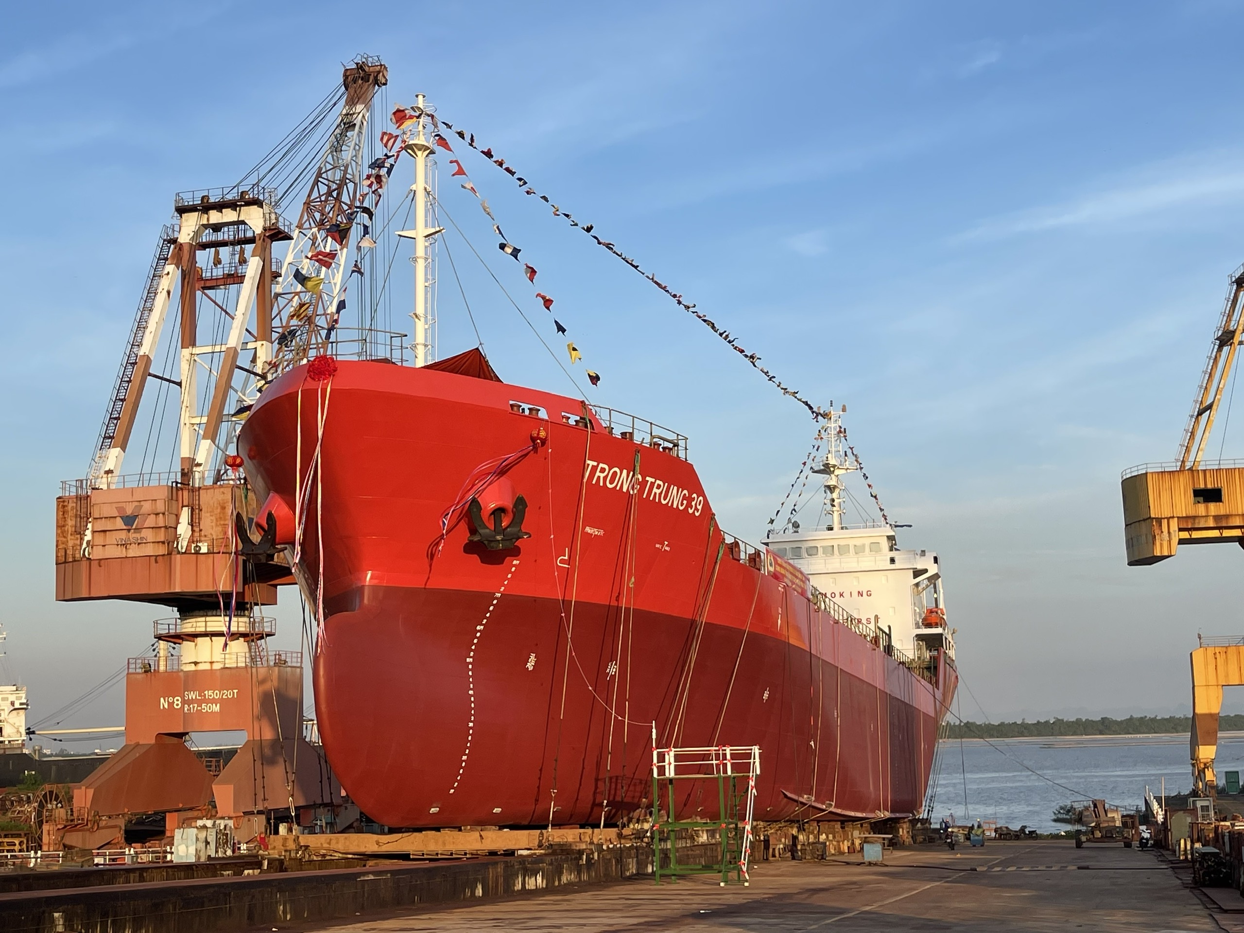 NAM TRIỆU VƯỢT KHÓ, GIỮ NHỊP SẢN XUẤT,   HẠ THỦY TÀU DẦU 9.300 M³ VÀ ĐẶT KY ĐÓNG MỚI CON TÀU TIẾP THEO