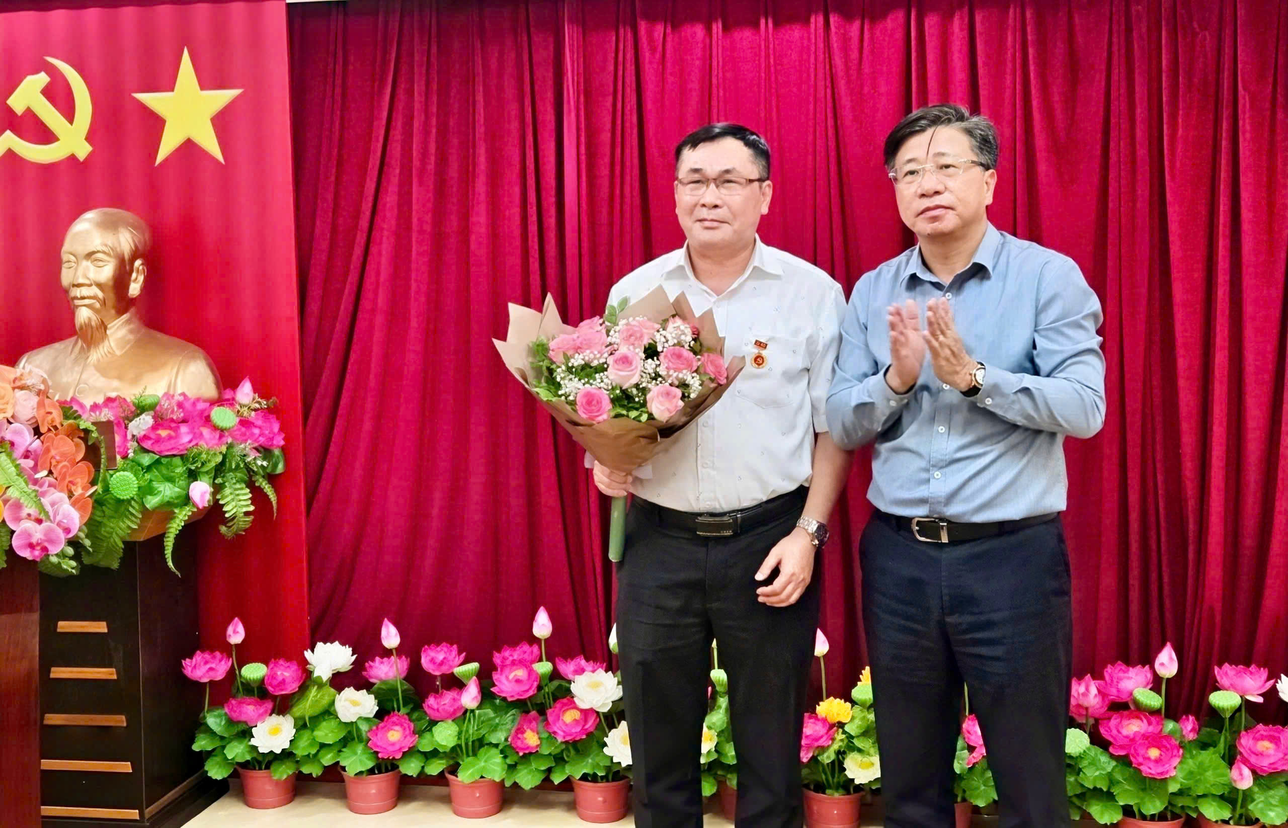 ĐẢNG ỦY TỔNG CÔNG TY CÔNG NGHIỆP TÀU THỦY  TỔ CHỨC LỄ TRAO TẶNG HUY HIỆU 40 NĂM TUỔI ĐẢNG