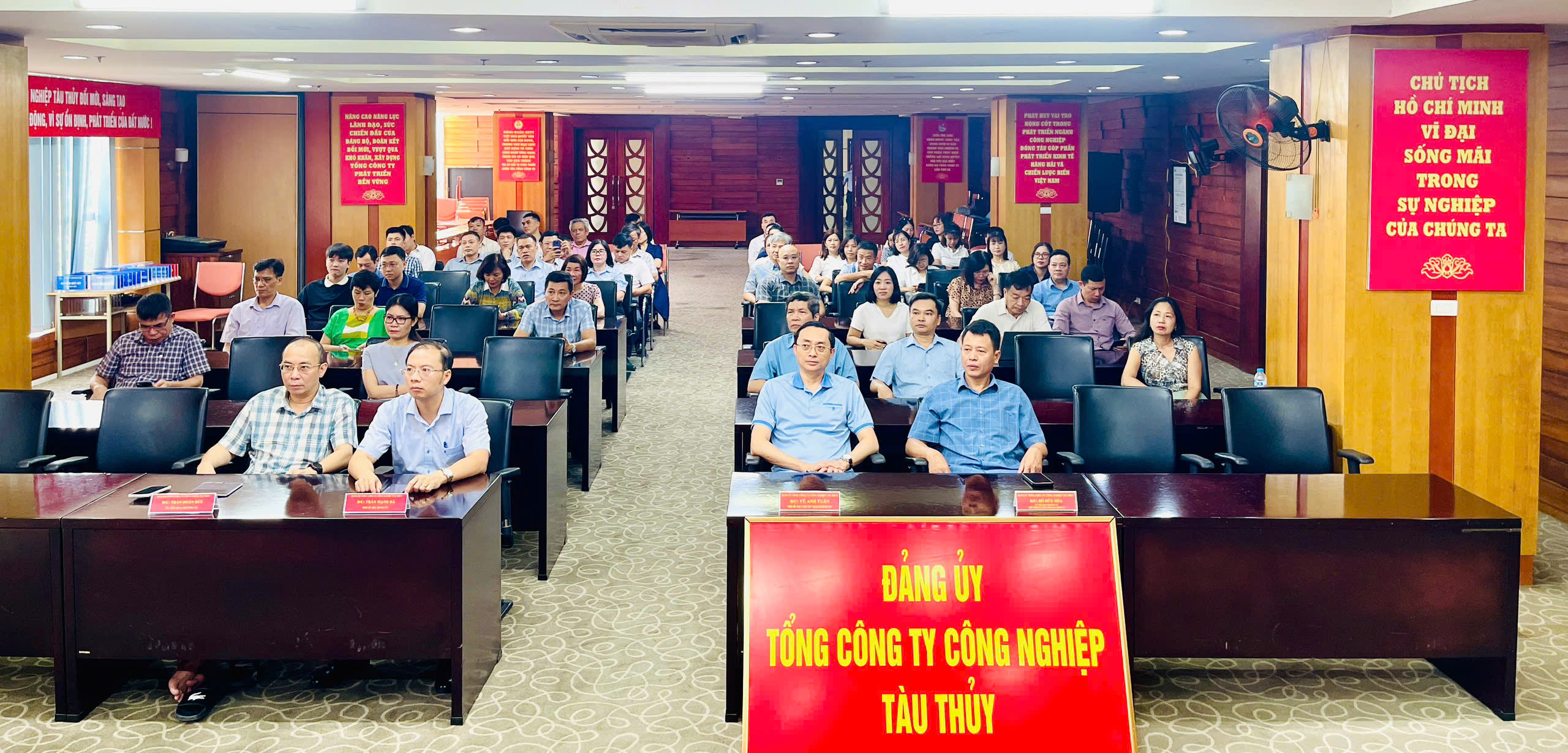 ĐẢNG BỘ TỔNG CÔNG TY THAM DỰ HỘI NGHỊ TOÀN QUỐC NGHIÊN CỨU, HỌC TẬP, QUÁN TRIỆT TRIỂN KHAI THỰC HIỆN MỘT SỐ NGHỊ QUYẾT, CHỈ THỊ CỦA BỘ CHÍNH TRỊ