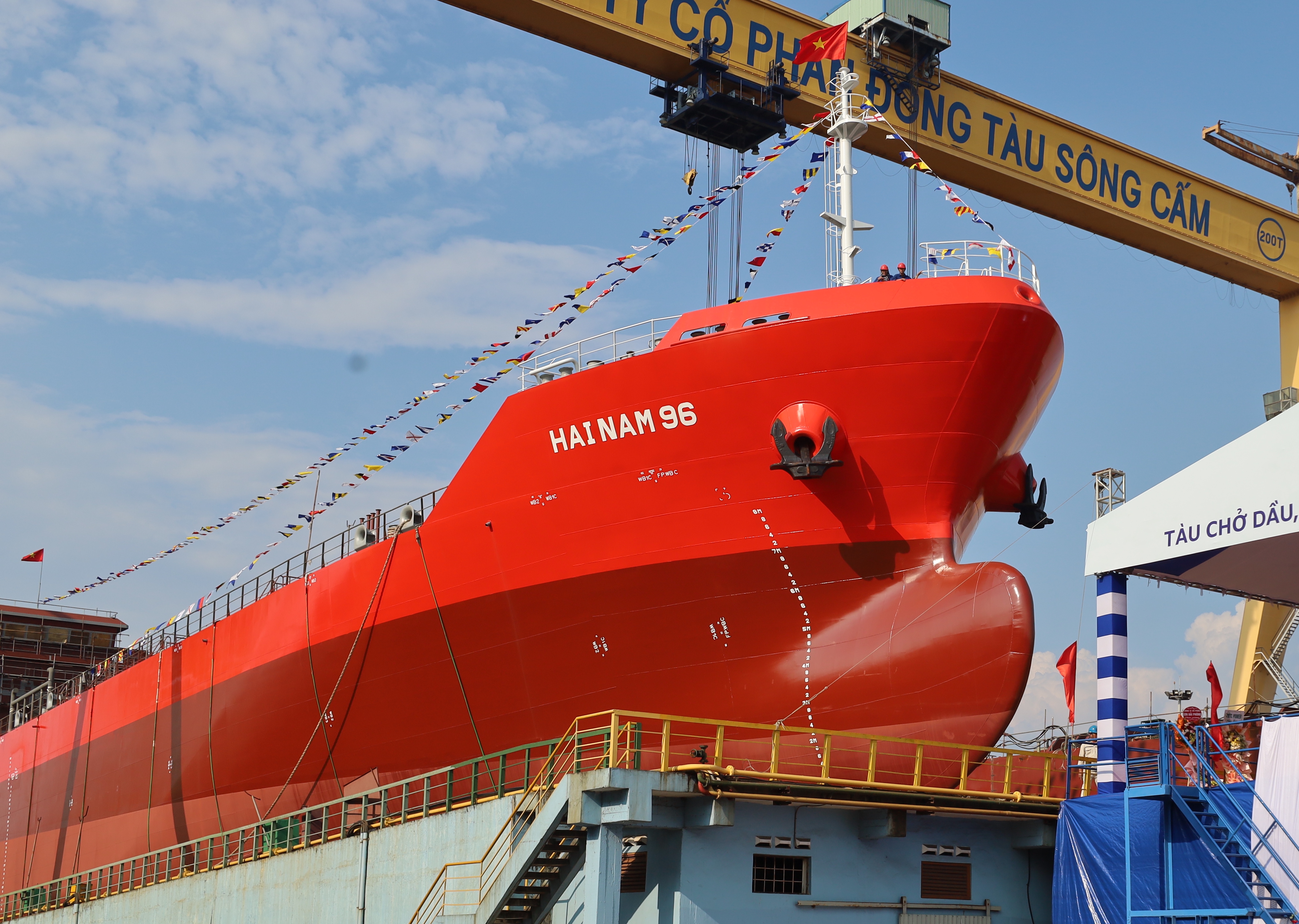 HẠ THỦY TÀU DẦU 9.300 M³ “HẢI NAM 96”: DẤU MỐC HỢP TÁC MỚI CỦA SÔNG CẤM VÀ HẢI NAM 