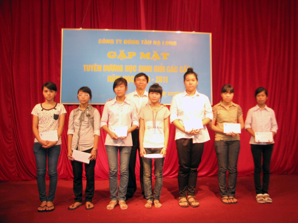 Công ty đóng tàu Hạ Long tuyên dương học sinh giỏi các cấp năm học (2010-2011)