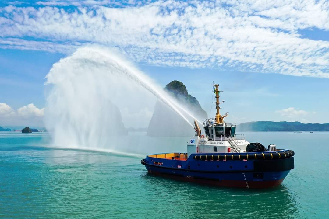 Mồ hôi đẫm lưng, những người thợ đóng tàu cần mẫn nối từng mối hàn, kiên trì bám tiến độ