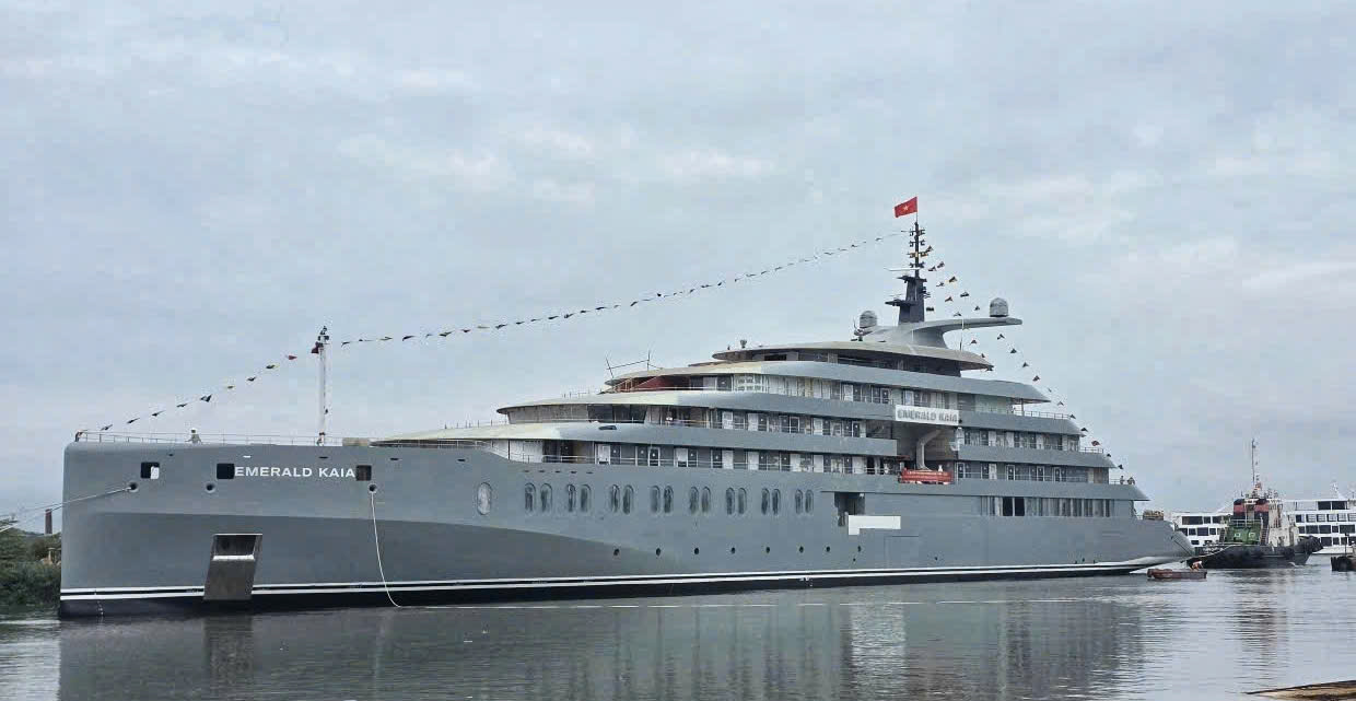 CÔNG TY ĐÓNG TÀU HẠ LONG:  HẠ THỦY SIÊU DU THUYỀN EMERALD KAIA