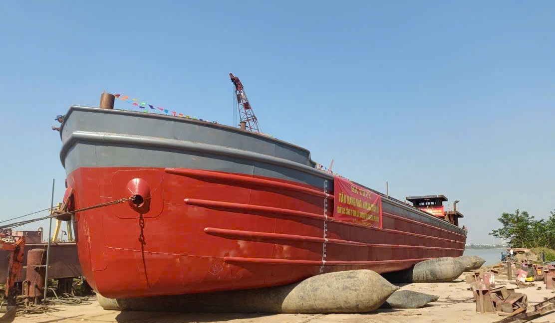 Công ty Đóng tàu Bến Thủy hạ thủy thành công tàu hàng 2.000 tấn sau bão