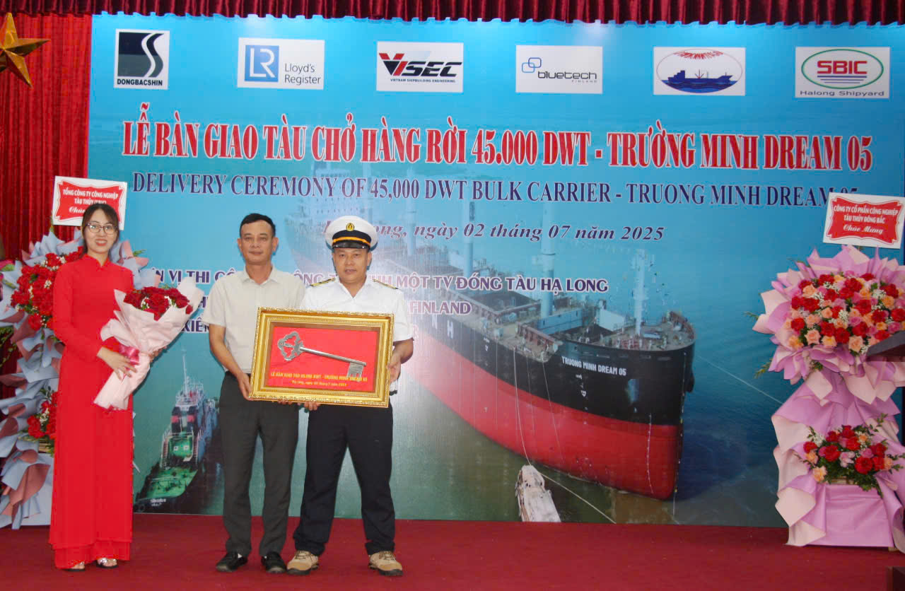 CÔNG TY ĐÓNG TÀU HẠ LONG:  BÀN GIAO TÀU HÀNG 45.000T, ký hiệu VB45-01
