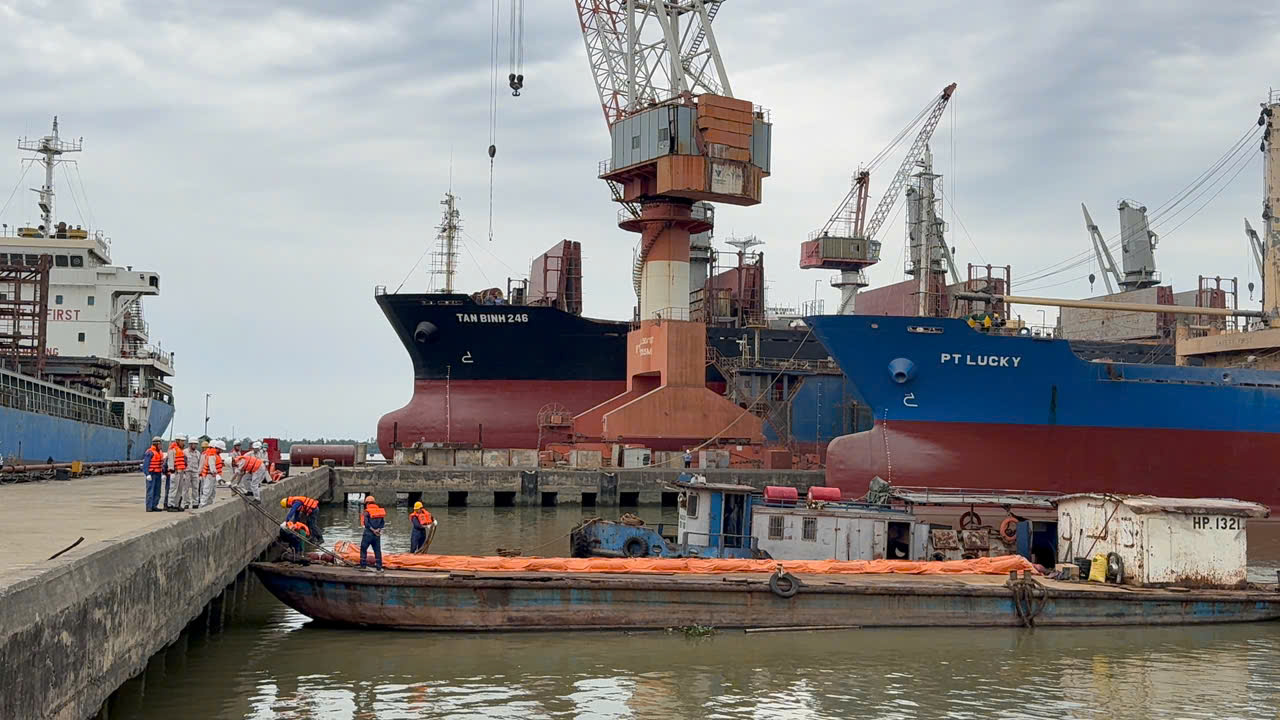 CÔNG TY ĐÓNG TÀU NAM TRIỆU: DIỄN TẬP ỨNG PHÓ SỰ CỐ TRÀN DẦU TRÊN ĐỊA BÀN CÔNG TY.