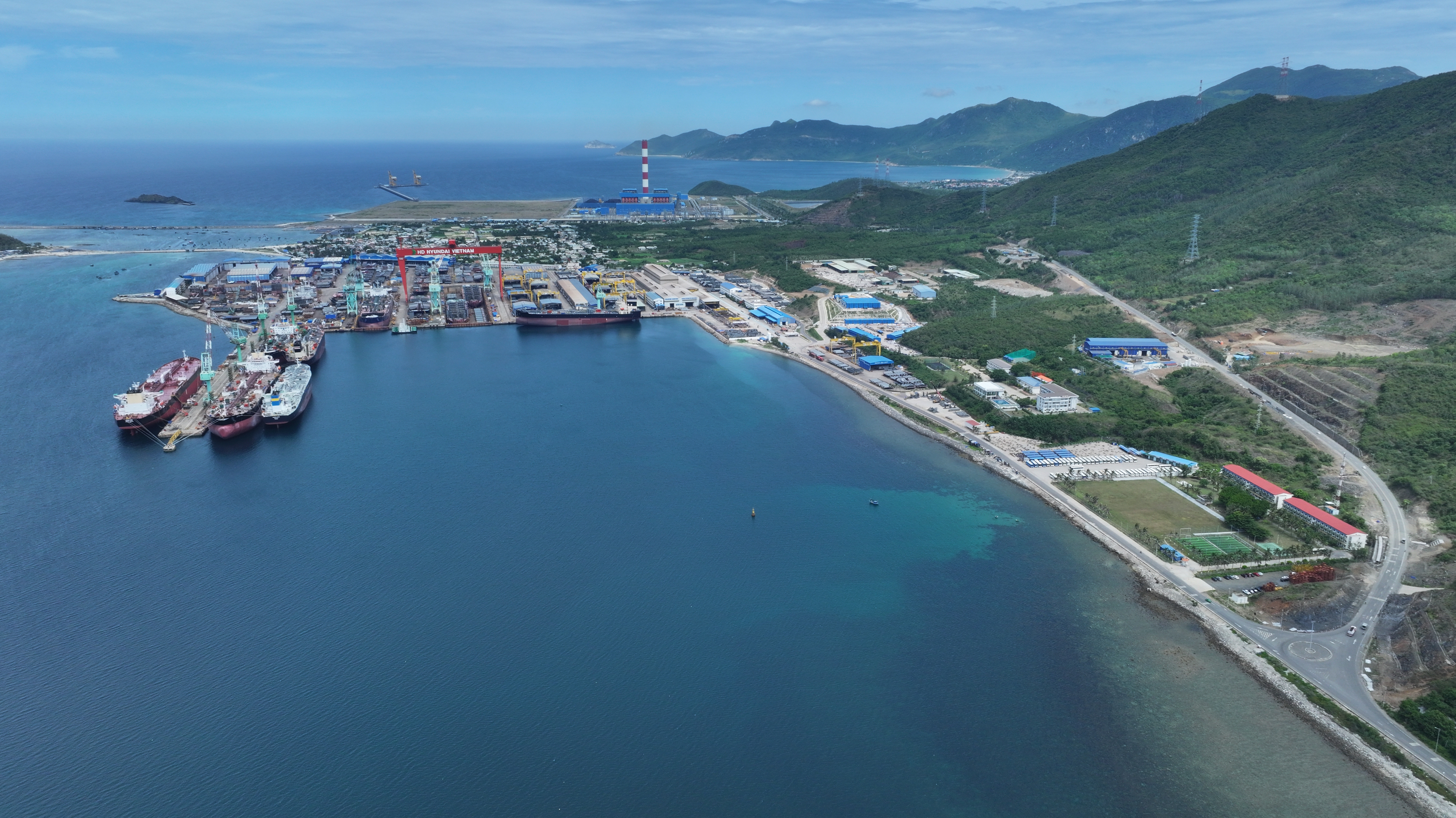 HVS HỖ TRỢ NGƯỜI LAO ĐỘNG KHẮC PHỤC HẬU QUẢ MƯA LŨ 