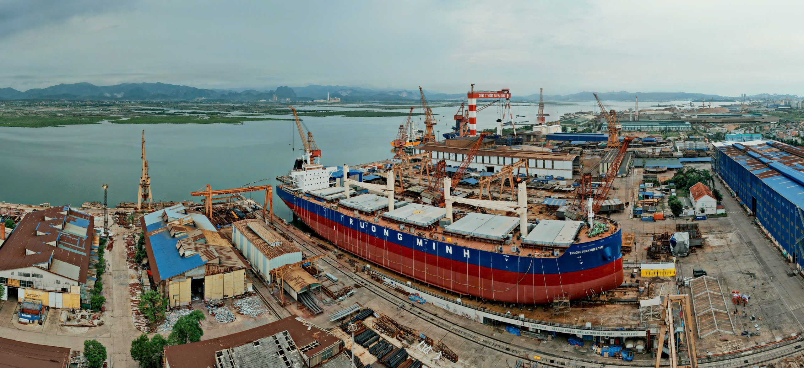 CÔNG TY ĐÓNG TÀU HẠ LONG HẠ THỦY THÀNH CÔNG TÀU HÀNG 45.000 TẤN VB45-02: DẤU ẤN NGHỊ LỰC VƯỢT KHÓ CỦA NGƯỜI LAO ĐỘNG TRONG GIAI ĐOẠN XỬ LÝ DOANH NGHIỆP