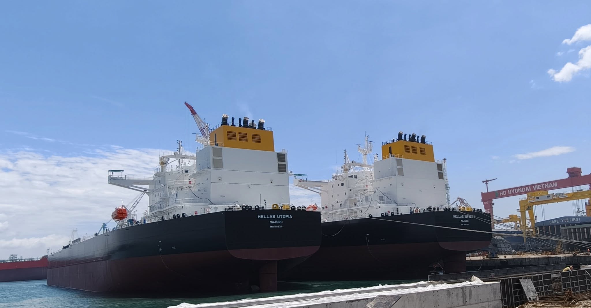 HVS ĐẶT TÊN VÀ BÀN GIAO HAI TÀU DẦU 115.000 DWT CHO CHỦ TÀU HY LẠP
