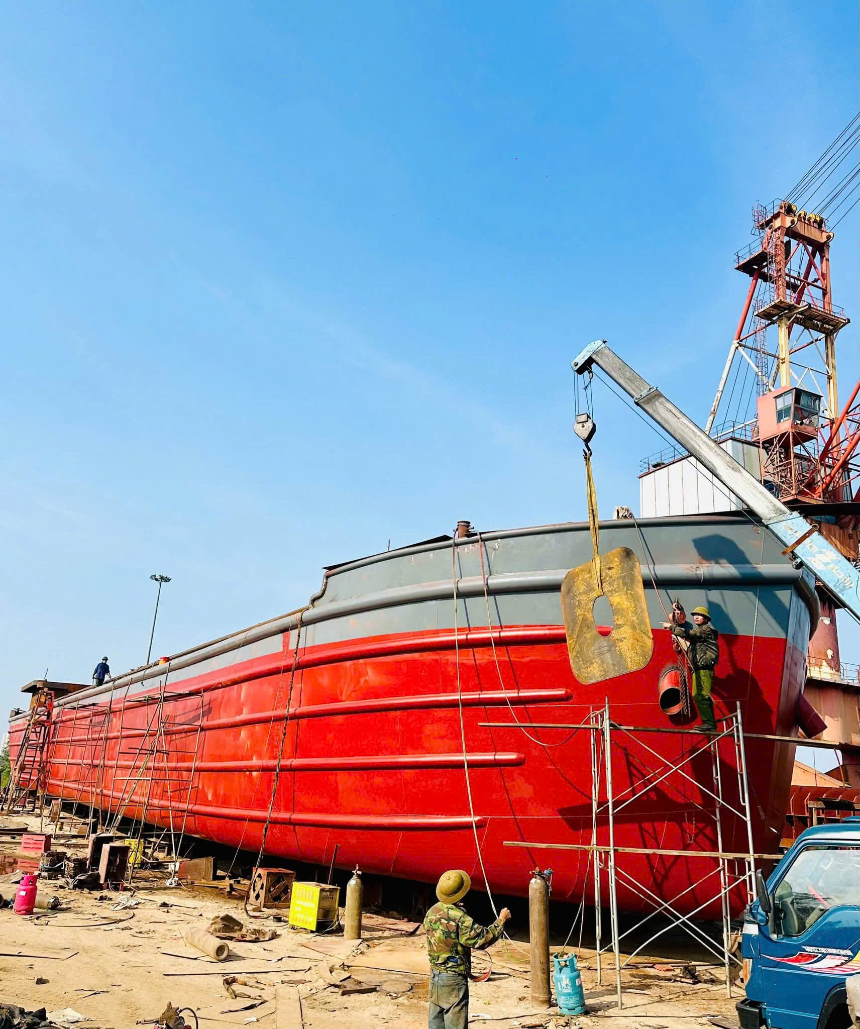 BẢN LĨNH NGƯỜI PHỤ NỮ MIỀN TRUNG NƠI CÔNG TRƯỜNG ĐÓNG  TÀU