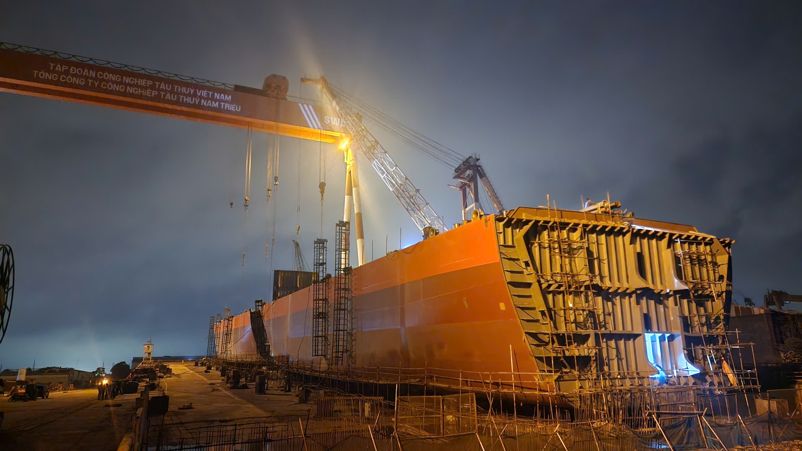 Công trường đóng tàu về đêm: Sao sa nơi bàn tay người thợ