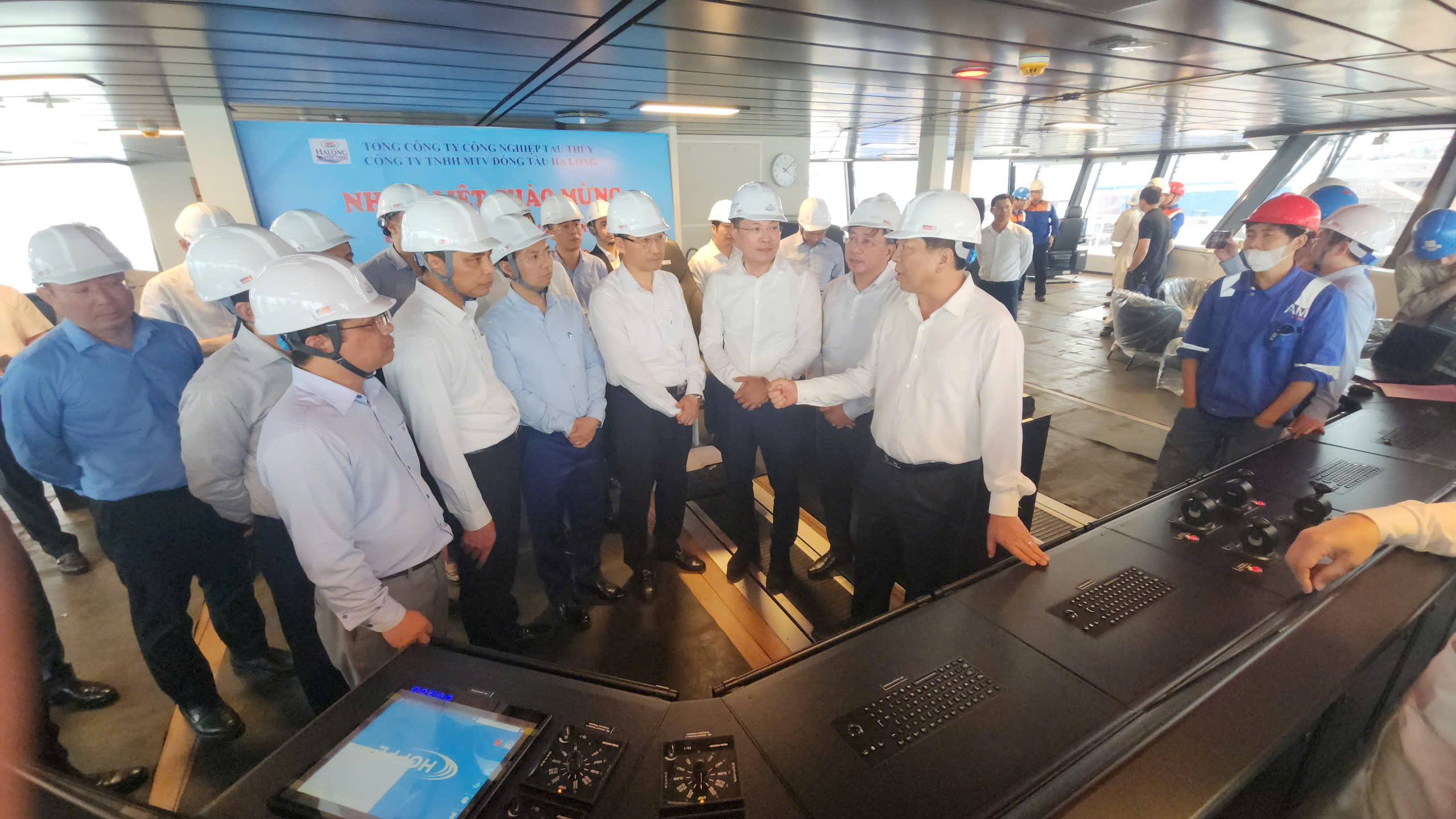 BỘ TRƯỞNG BỘ XÂY DỰNG THĂM VÀ LÀM VIỆC TẠI CÁC ĐƠN VỊ ĐÓNG TÀU TẠI HẢI PHÒNG, QUẢNG NINH