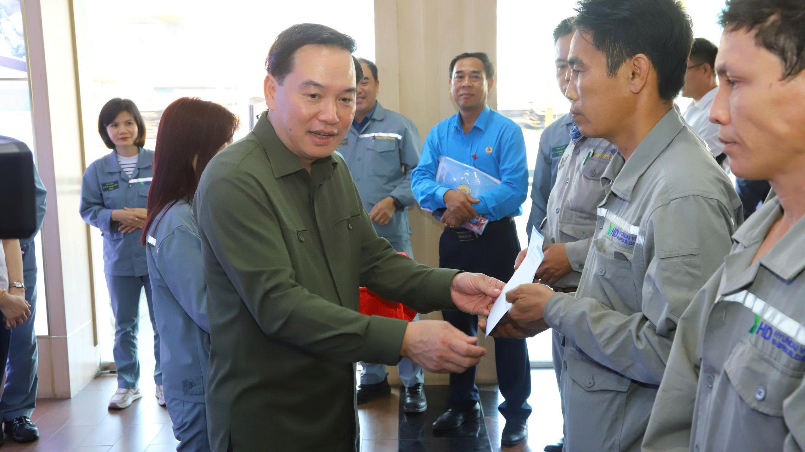 LIÊN ĐOÀN LAO ĐỘNG TỈNH KHÁNH HÒA TRAO QUÀ TẾT BÍNH NGỌ 2026 CHO NGƯỜI LAO ĐỘNG HVS 