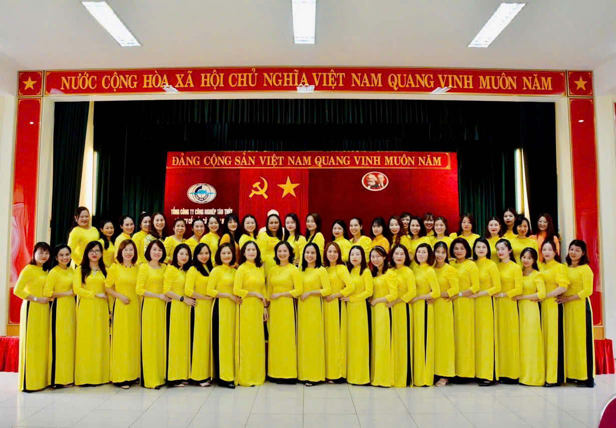 DÁNG HUẾ DỊU DÀNG GIỮA NHỊP SÓNG CẢNG BIỂN