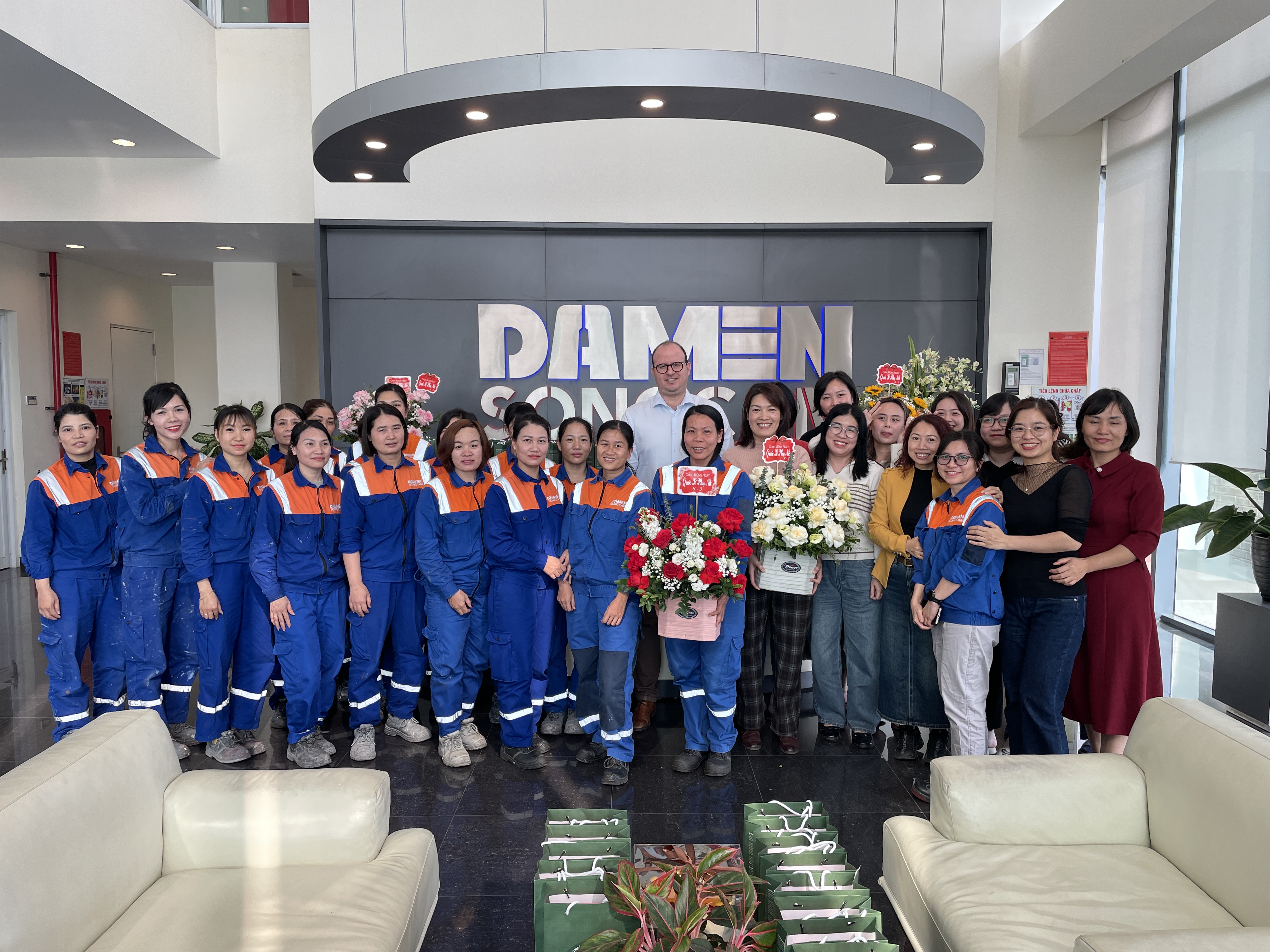 TỰ TIN HỘI NHẬP, TRỌN VẸN YÊU THƯƠNG – CHÂN DUNG NỮ CÔNG NHÂN LAO ĐỘNG THỜI KỲ MỚI