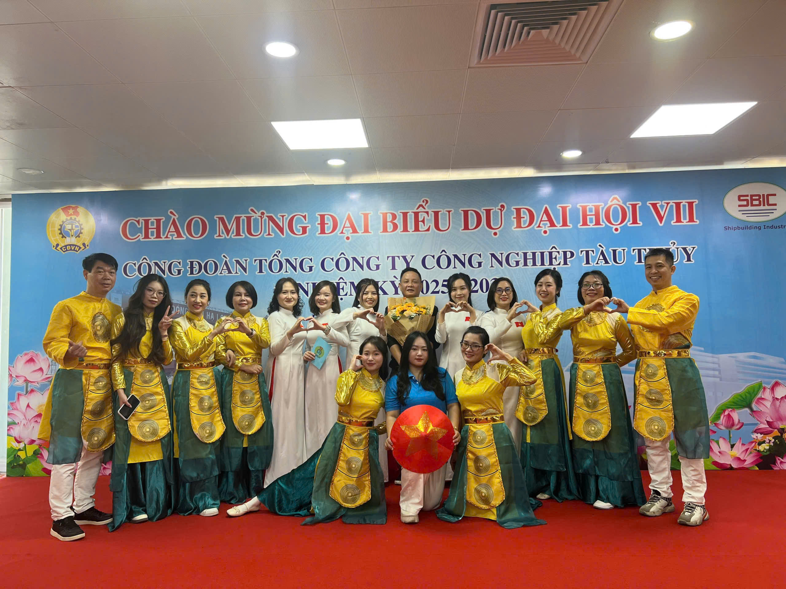 TỪ TRANG SỔ ĐẾN MÁI ẤM: HÀNH TRÌNH TỎA SÁNG CỦA NỮ CÁN BỘ VFC