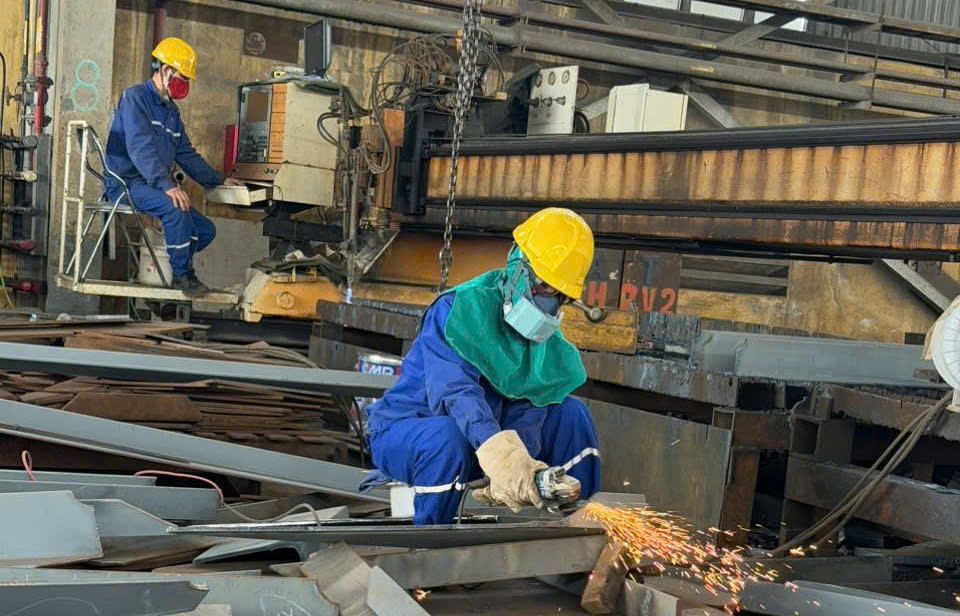 NỮ CÁN BỘ, CÔNG NHÂN, NGƯỜI LAO ĐỘNG PHÀ RỪNG & CHẶNG ĐƯỜNG ĐỒNG HÀNH 42 NĂM BỀN BỈ CỐNG HIẾN