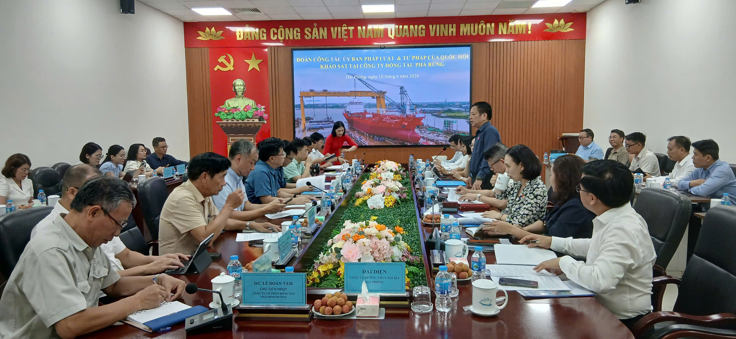 ĐOÀN KHẢO SÁT CỦA ỦY BAN PHÁP LUẬT VÀ TƯ PHÁP CỦA QUỐC HỘI LÀM VIỆC TẠI CÔNG TY ĐÓNG TÀU PHÀ RỪNG PHỤC VỤ THẨM TRA DỰ ÁN BỘ LUẬT HÀNG HẢI VÀ LUẬT ĐƯỜNG THỦY NỘI ĐỊA VIỆT NAM (SỬA ĐỔI)