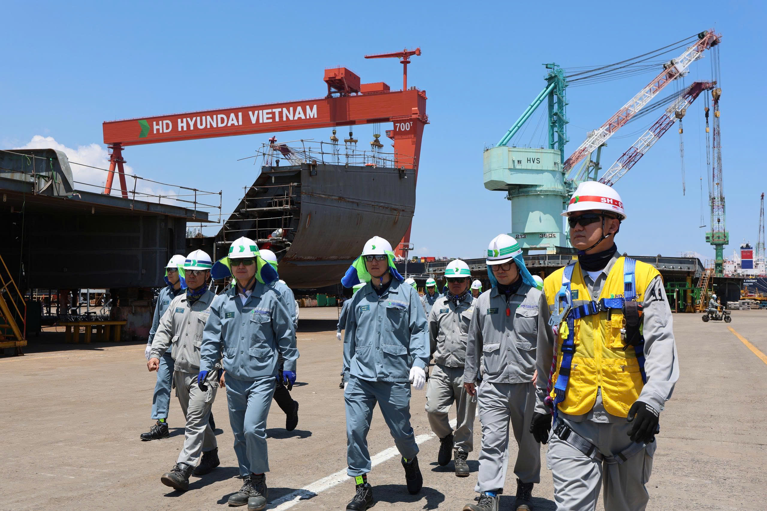 CHỦ TỊCH TẬP ĐOÀN HD HYUNDAI CHUNG KI SUN THĂM VÀ LÀM VIỆC TẠI HD HYUNDAI VIỆT NAM