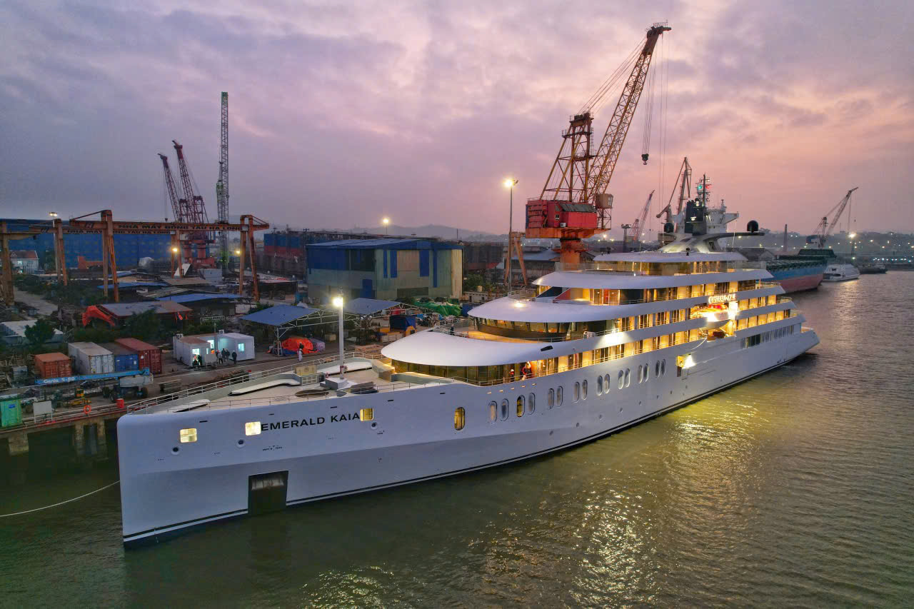 CÔNG TY ĐÓNG TÀU HẠ LONG BÀN GIAO TÀU KHÁCH EMERALD KAIA (120M – EW03): KHẲNG ĐỊNH NĂNG LỰC ĐÓNG TÀU DU LỊCH CAO CẤP 