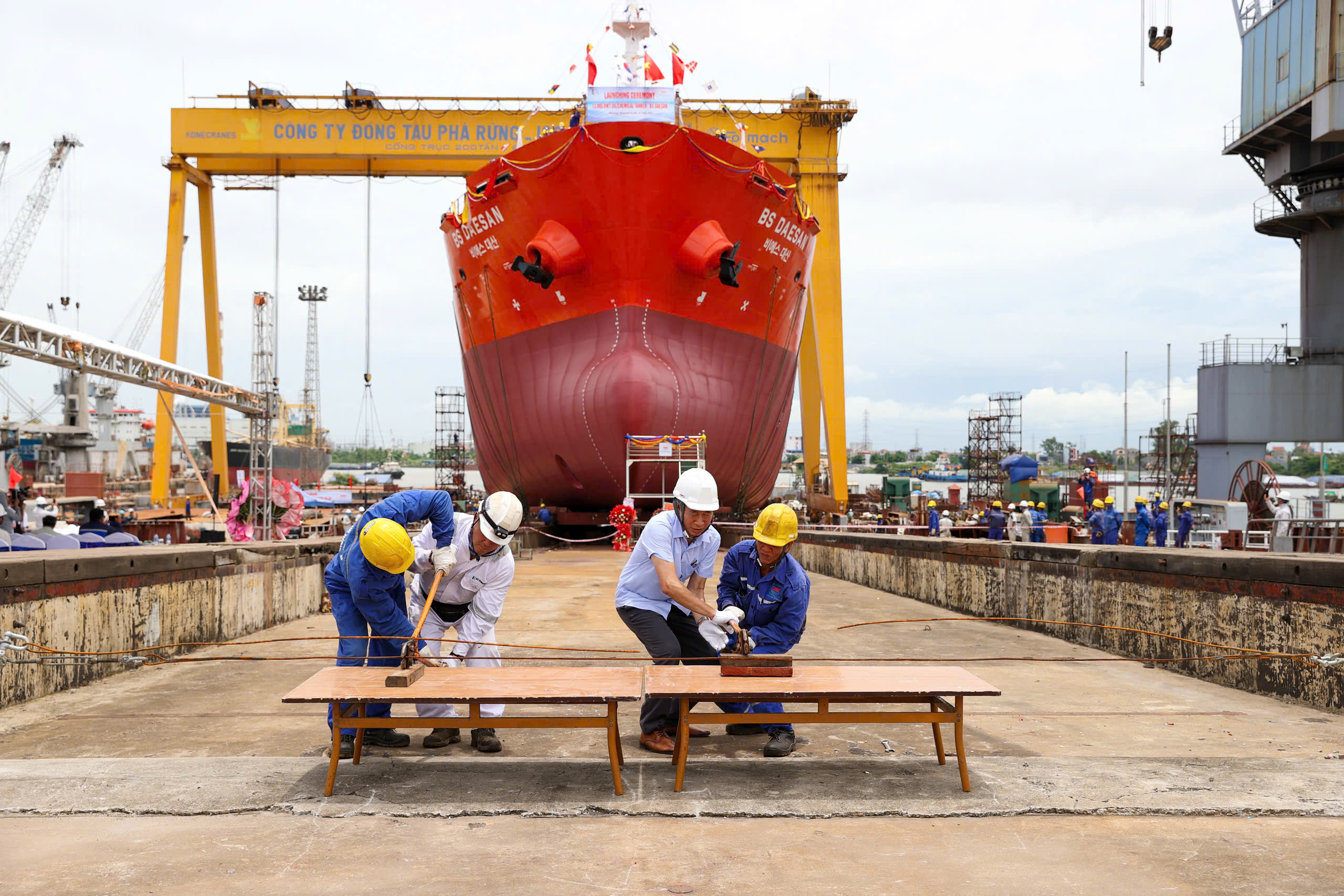 CÔNG TY ĐÓNG TÀU PHÀ RỪNG: TỔ CHỨC LỄ CẮT TÔN TÀU SỐ 7 ĐẶT KY TÀU SỐ 6, ĐẤU ĐÀ TÀU SỐ 4 VÀ HẠ THỦY TÀU SỐ 3 TRONG SERI TÀU DẦU HÓA CHẤT 13.000 TẤN CHO ĐỐI TÁC HÀN QUỐC