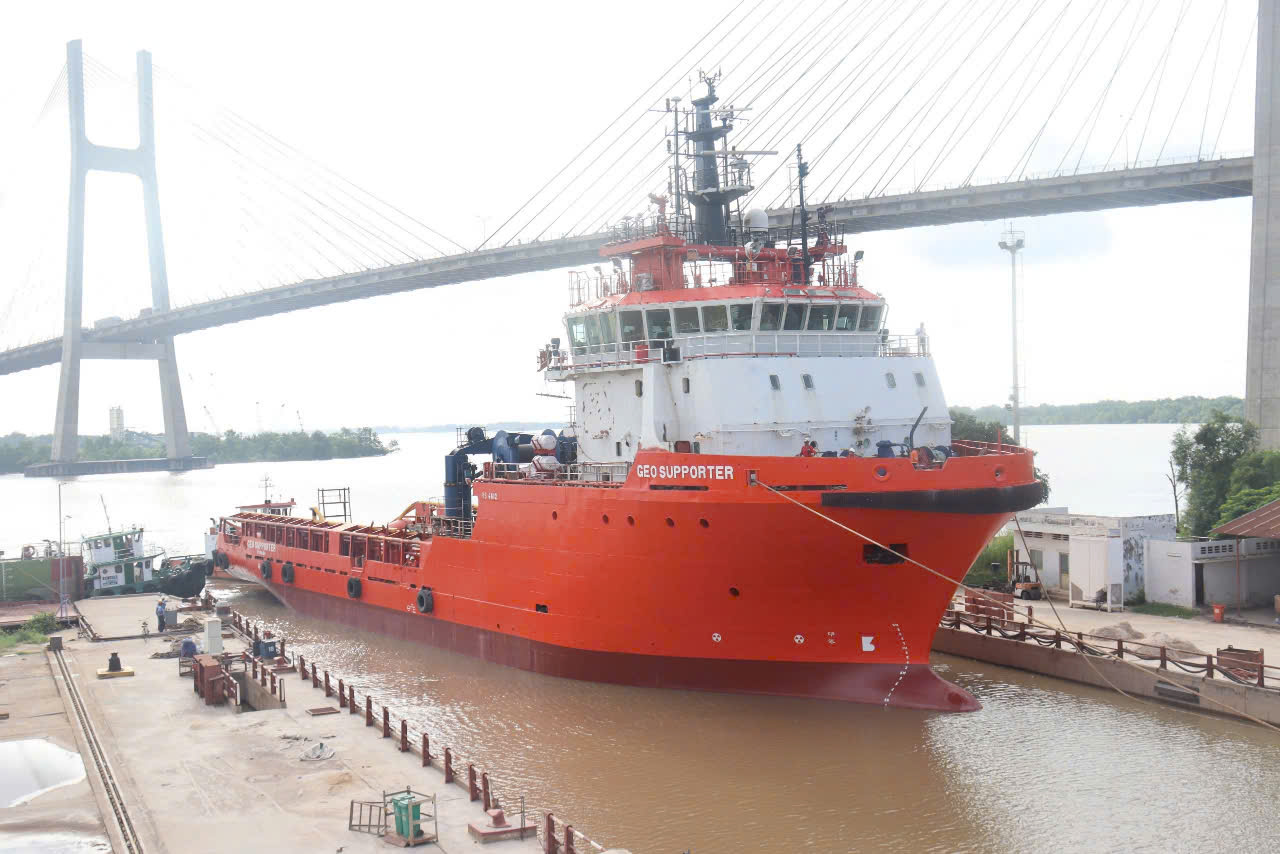 TÀU KHẢO SÁT ĐỊA CHẤN VÀ PHỤC VỤ DẦU KHÍ DO CÔNG TY CÔNG NGHIỆP TÀU THỦY SÀI GÒN (SSIC) ĐÓNG MỚI