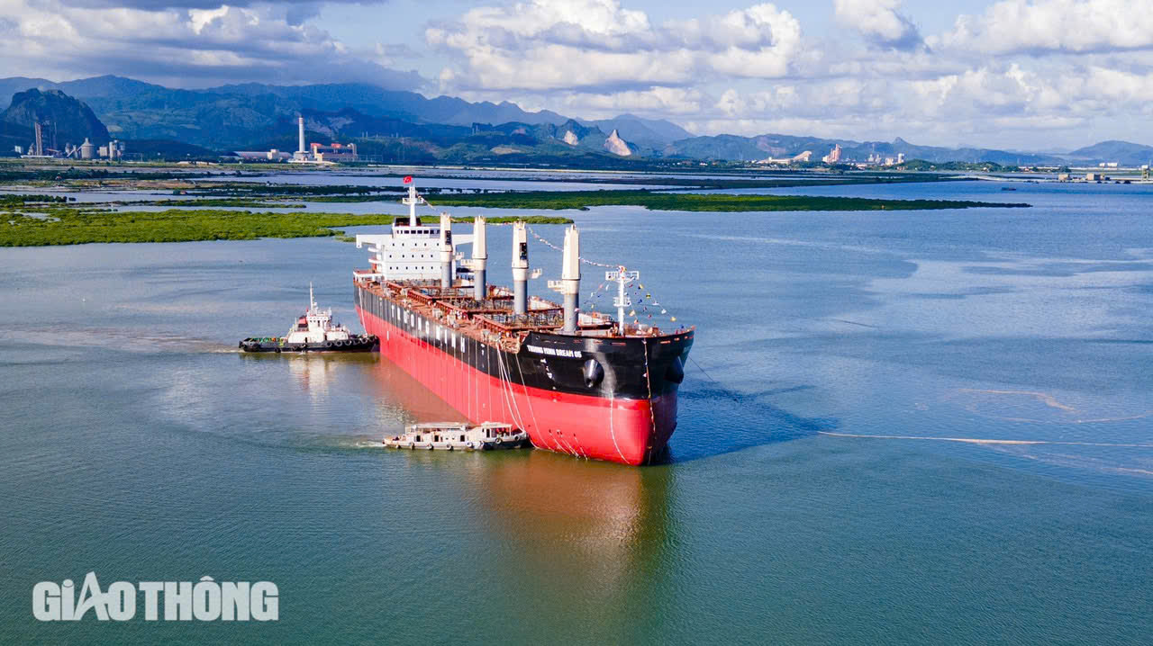 TÀU HÀNG RỜI 45.000 TẤN DO CÔNG TY ĐÓNG TÀU HẠ LONG ĐÓNG MỚI 